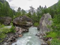 Der Gschlößbach zwängt sich zwischen mächtigen Felsblöcken hindurch